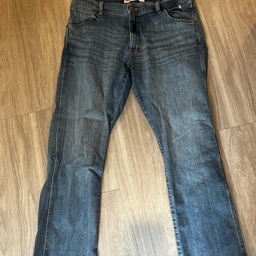Men’s Wrangler blue-wash bootcut Jeans